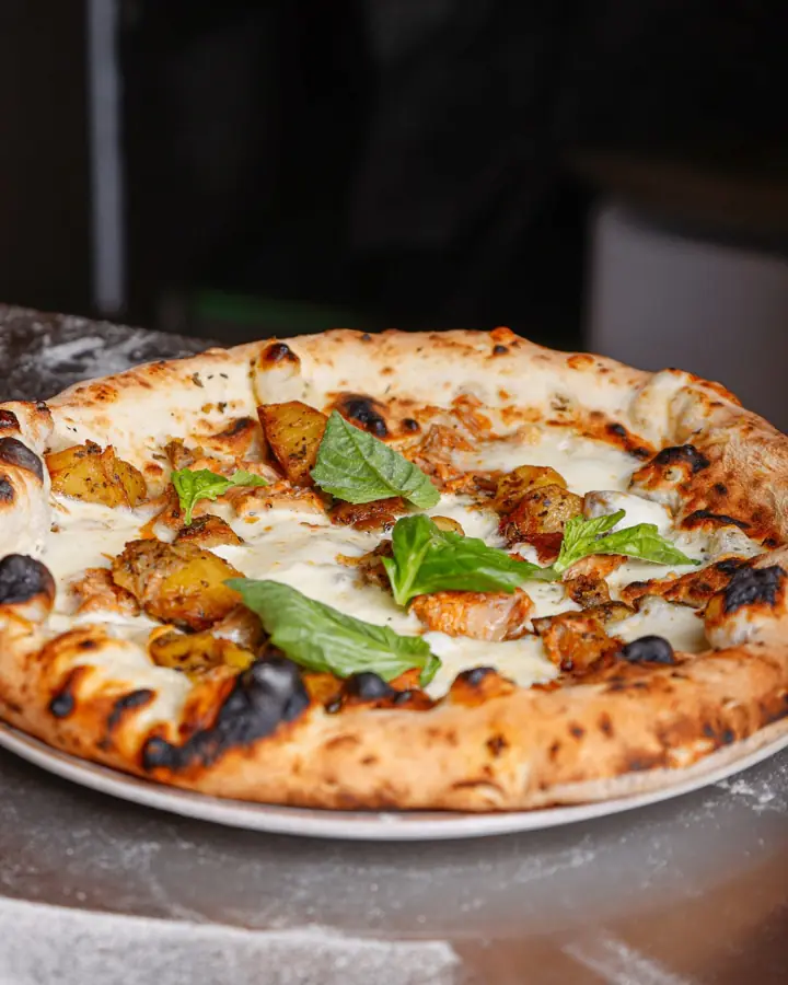 Pizza con patate, salsiccia e basilico