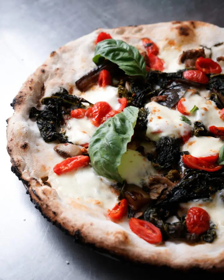 Pizza con friarielli, pomodorini e basilico