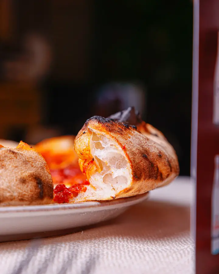 Il cornicione alveolato di una pizza napoletana