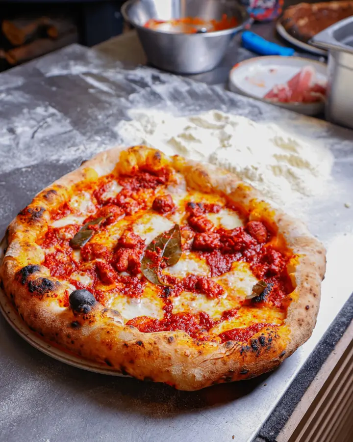 Pizza rossa con pomodoro appena sfornata